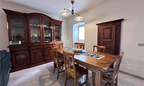 CASA INDIPENDENTE CON DUE APPARTAMENTI E GIARDINO