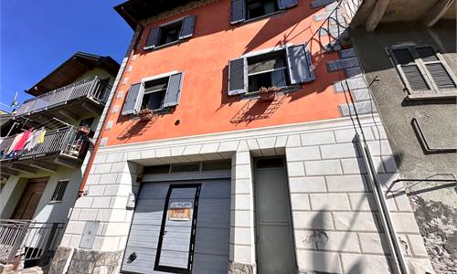 PORZIONE CASA CON GARAGE E GIARDINO