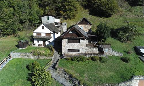 TRE CASE RISTRUTTURATE IN VALLE DIVEDRO