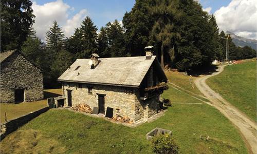 BAITA RISTRUTTURATA CON TERRENO NELLE ALPI ITALIANE