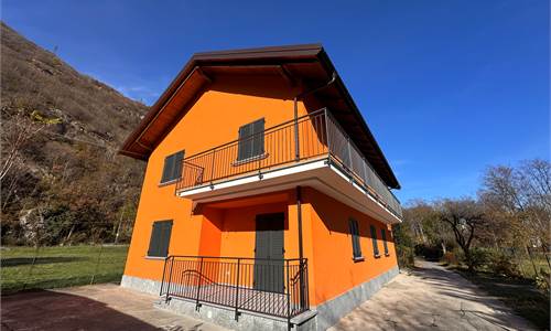 VILLETTA BIFAMILIARE RISTRUTTURATA CON GIARDINO IN VENDITA