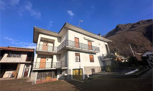 CASA BIFAMILIARE CON GIARDINO IN VENDITA A COSASCA