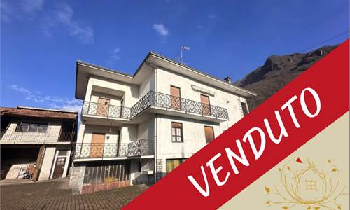 CASA BIFAMILIARE CON GIARDINO IN VENDITA A COSASCA